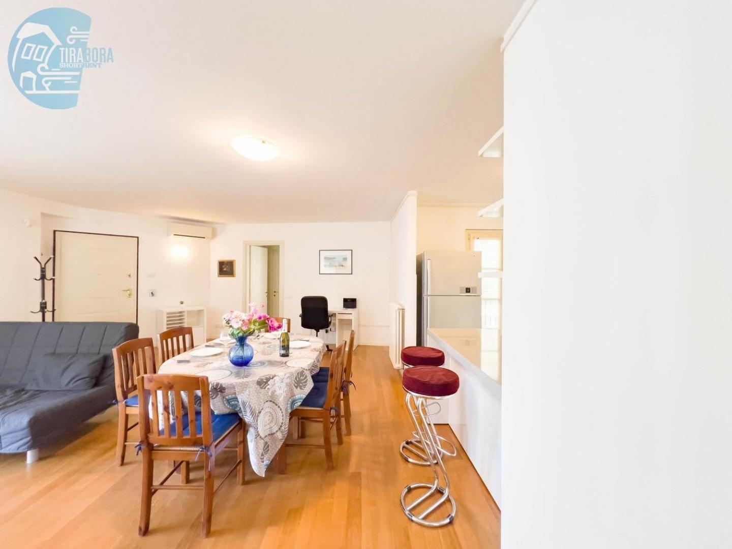 Cattedrale 5 Tirabora Short Rent Apartment Trieste Bagian luar foto
