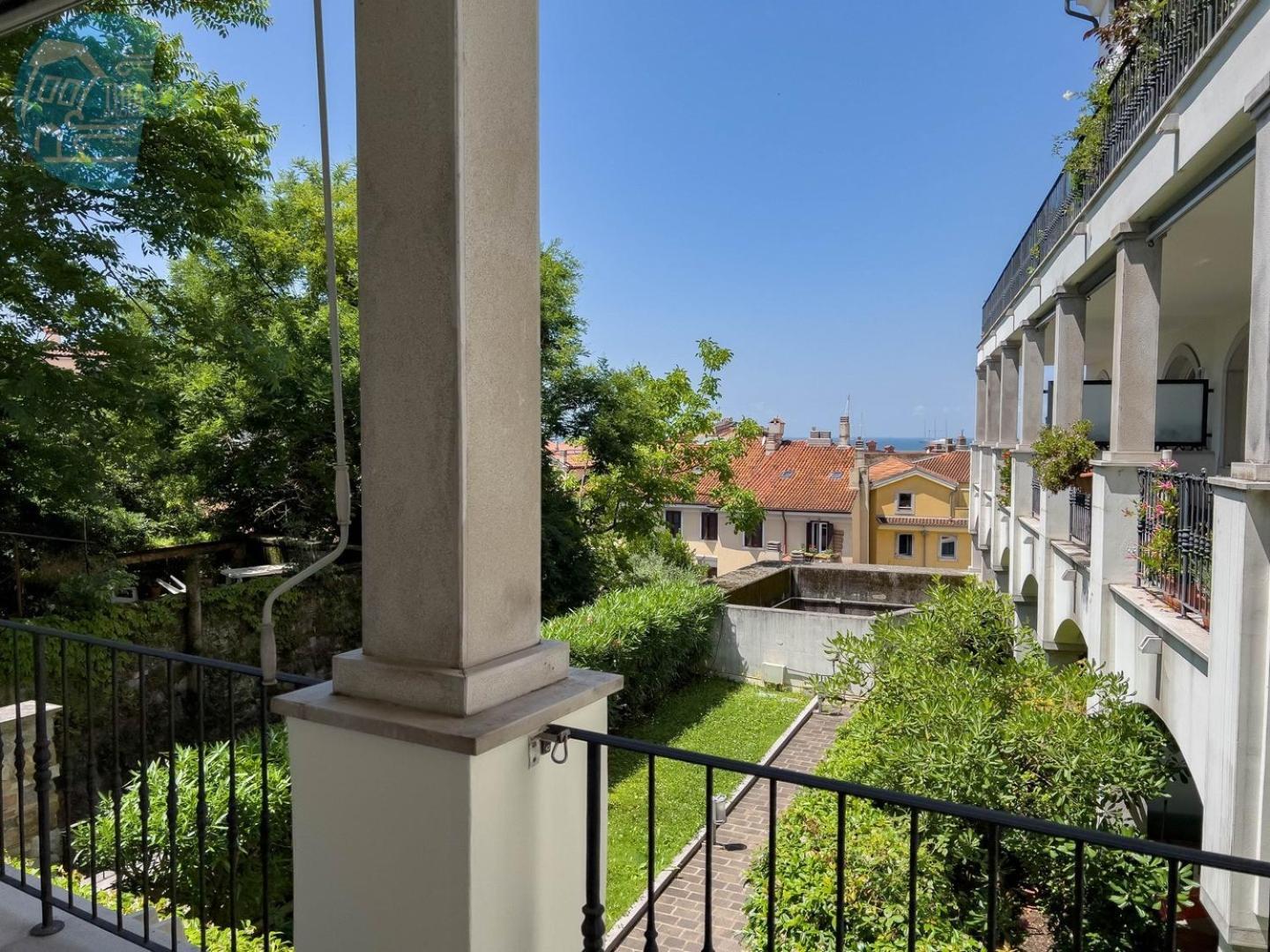 Cattedrale 5 Tirabora Short Rent Apartment Trieste Bagian luar foto