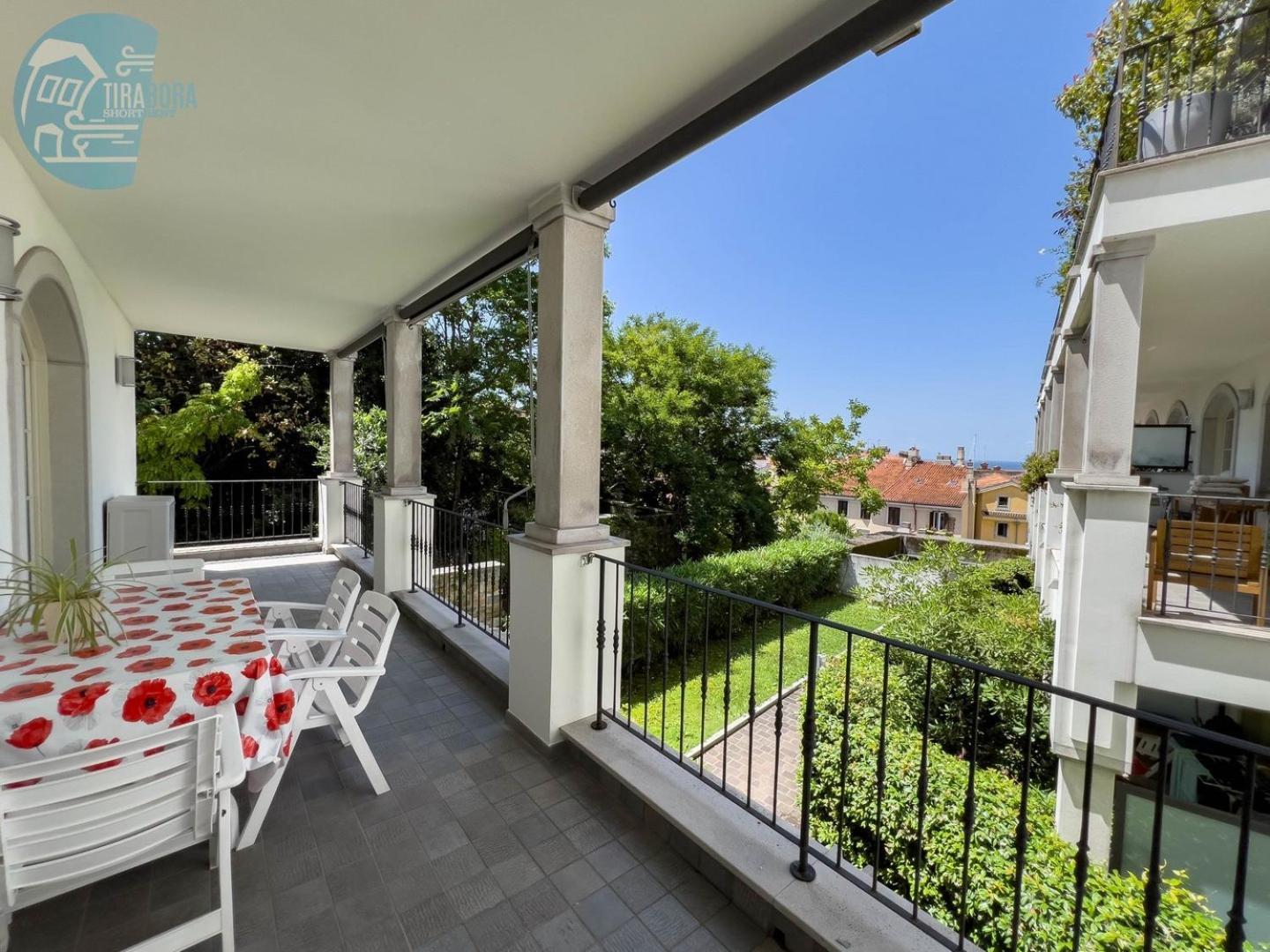 Cattedrale 5 Tirabora Short Rent Apartment Trieste Bagian luar foto