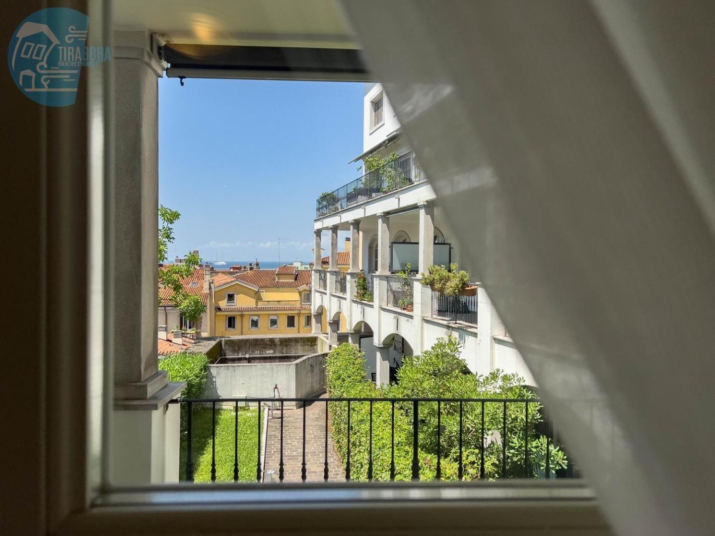 Cattedrale 5 Tirabora Short Rent Apartment Trieste Bagian luar foto